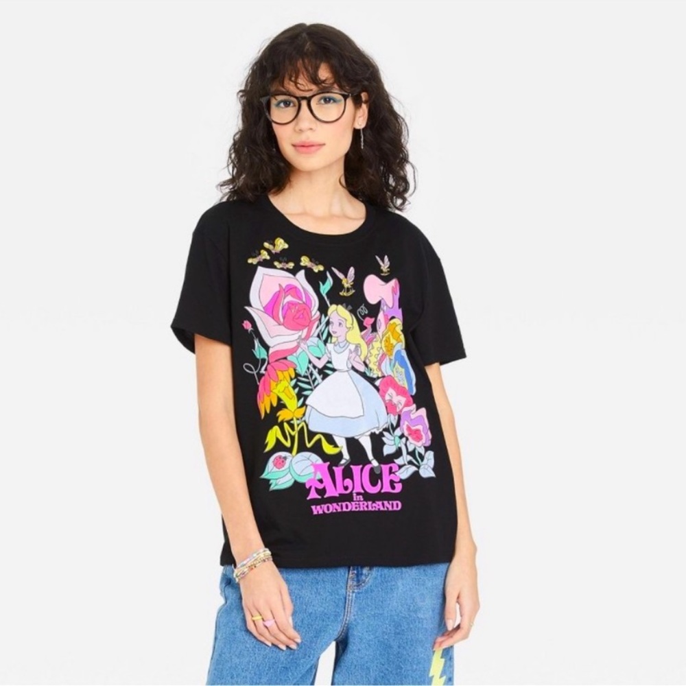 Disney Tops Alice in Wonderland Women’s Small Graphic Tee